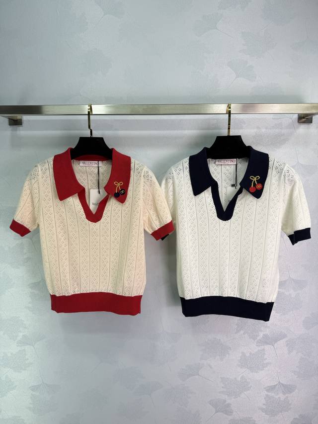 华伦Valentin*2025新品上架 樱桃针织翻领短袖 定制Yb全棉纱线织造 质感高级 透气舒适 针织翻领半开襟上衣剪裁 通体利用钩针肌理交织 勾勒出镂空竖排