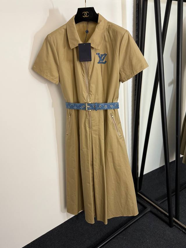 款号20254088 Lv*新款 Logo刺绣贴布 半拉链翻领收腰短袖连衣裙，配牛仔腰带，卡其色，黑色，Sml， M码；肩宽39，胸围96，腰围80，袖长19，