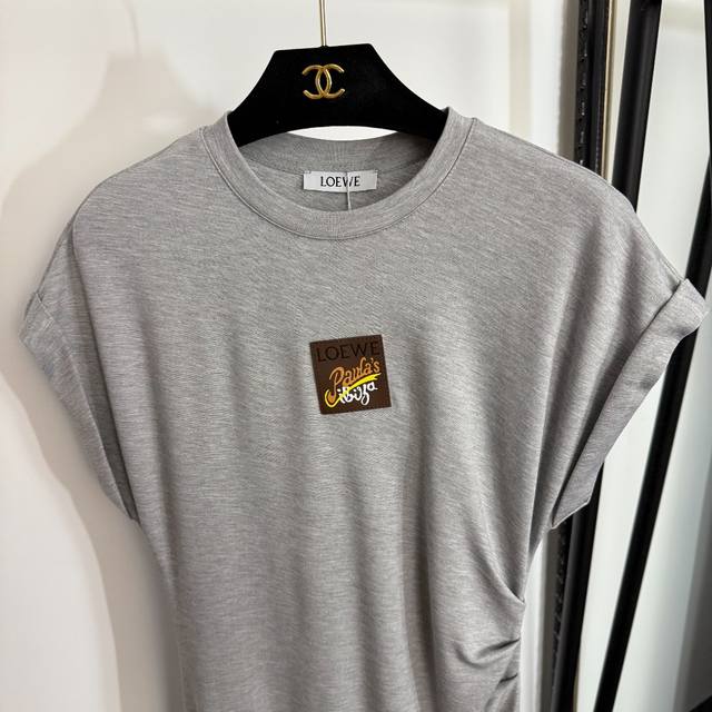 款号20254083 Loew*新款 Logo字母皮标装饰褶皱收腰 下摆开叉短袖连衣裙 长裙，灰色，卡其色，黑色，Sml， M码；胸围84，长130 .