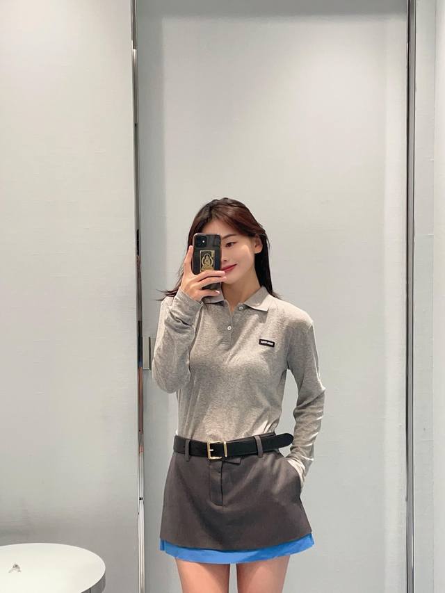 Miumi*25Ss春夏新款 微标Polo领打底衫丨独家Yb开发！高版出品！简单又乖巧显瘦好穿0出错的单品，这个面料织法细腻密 轻薄 舒适 手感好，所以上身柔软