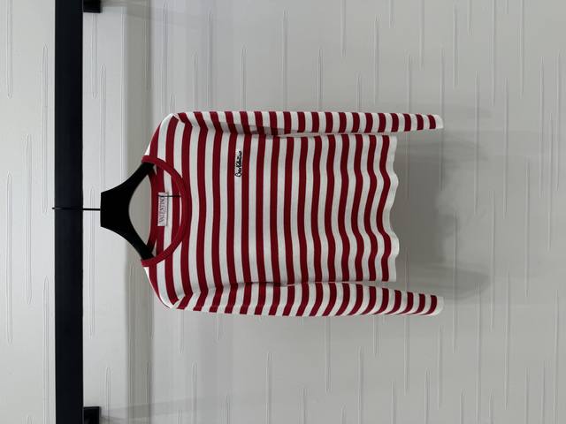 上新原单高端品质 Valentin*2025早秋最新系列！条纹圆领针织长袖毛衣！定制Yb进口羊毛针织材质 柔软亲肤 舒适有型 通体条纹交织 增添造型层次感 胸前