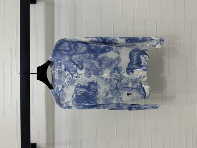 上新原单高端品质 Dio*2025春夏最新系列！丛林印花圆领针织长袖开衫！定制进口针织材质 透气舒适 质感十足 圆领针织长袖开衫 成衣通体以亮眼的色彩碰撞动植物