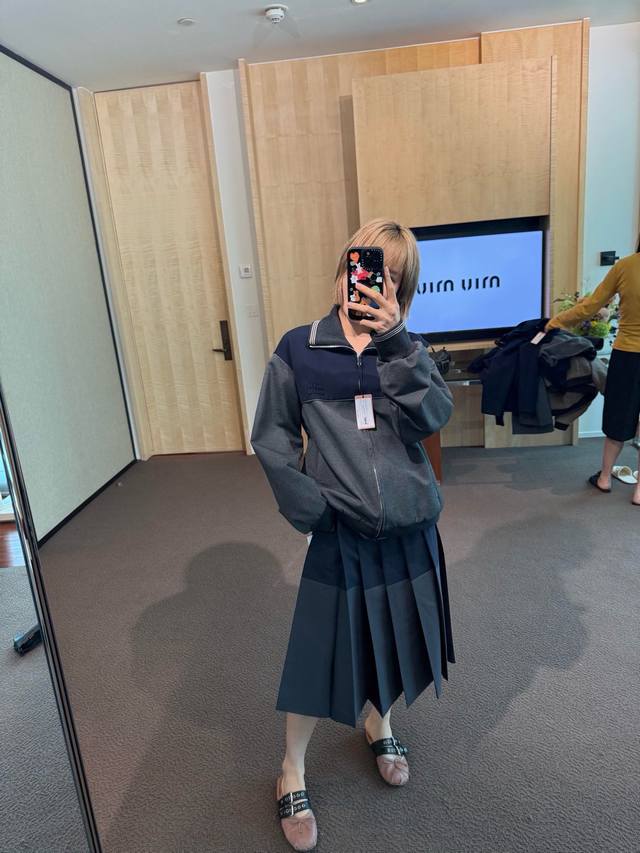 Miu 25早秋新款 美拉德色系拼接拉链外套 定制面料 拿到手有一定的分量感高克重面料密织拼接撞色设计领口饰有立体字母徽标设计定制五金辅料可搭配一系列裤子超级好