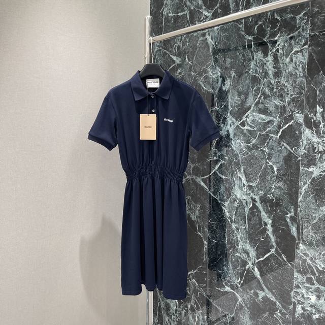 Miu 25早秋新款 翻领短袖连衣裙 胸前经典品牌Logo刺绣点缀，收腰裙摆灵动飘逸 勾勒曼妙身姿 无论是漫步街头还是出席休闲聚会 它都能让你优雅出众，成为众人