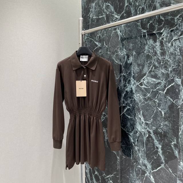 Miu 25早秋新款 翻领长袖连衣裙 胸前经典品牌Logo刺绣点缀，收腰裙摆灵动飘逸 勾勒曼妙身姿 无论是漫步街头还是出席休闲聚会 它都能让你优雅出众，成为众人