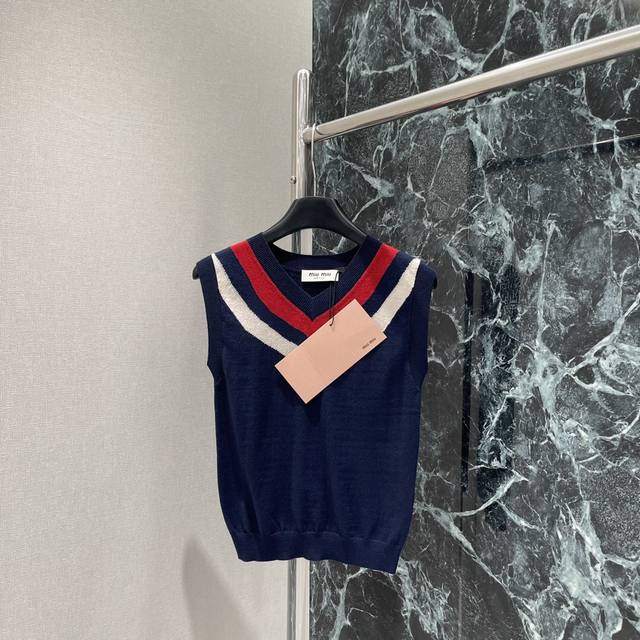 Miu 25早秋新款 Upcycled系列学院风撞色V领背心马甲 气质少女风修身版型设计减龄甜美气息 可可爱爱元气少女风字母设计 版型上身巨显瘦一个色Sml