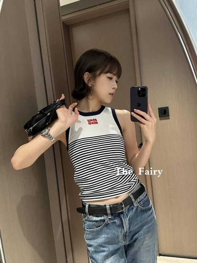 Miu 25早秋新款 条纹针织背心 通体两色条纹撞色更显高街时髦气息 成衣选用密实织造工艺 细致纹路为简易穿搭增添精致感 胸前刺绣字母徽标简单修饰 就能轻松彰显