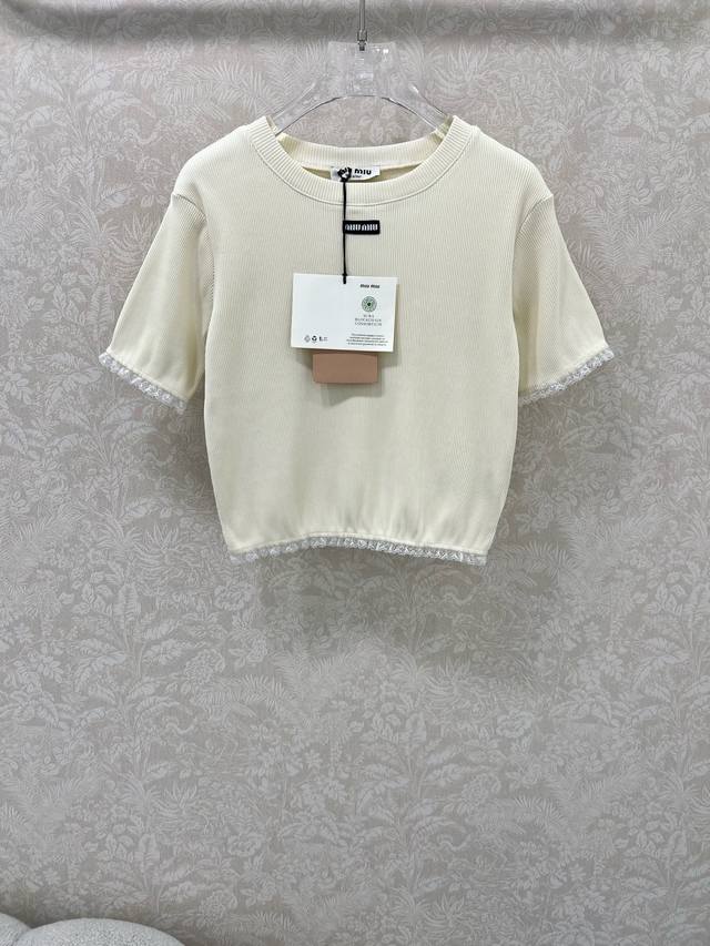 Miumi*新款系列 Yb定制开发 新款缪缪拼蕾丝花边螺纹短袖上衣 时髦精必入！竖坑条纹理贯穿通体，藏肉显瘦 自带文艺滤镜~领口一圈波浪蕾丝花边 复古腔调拉满，