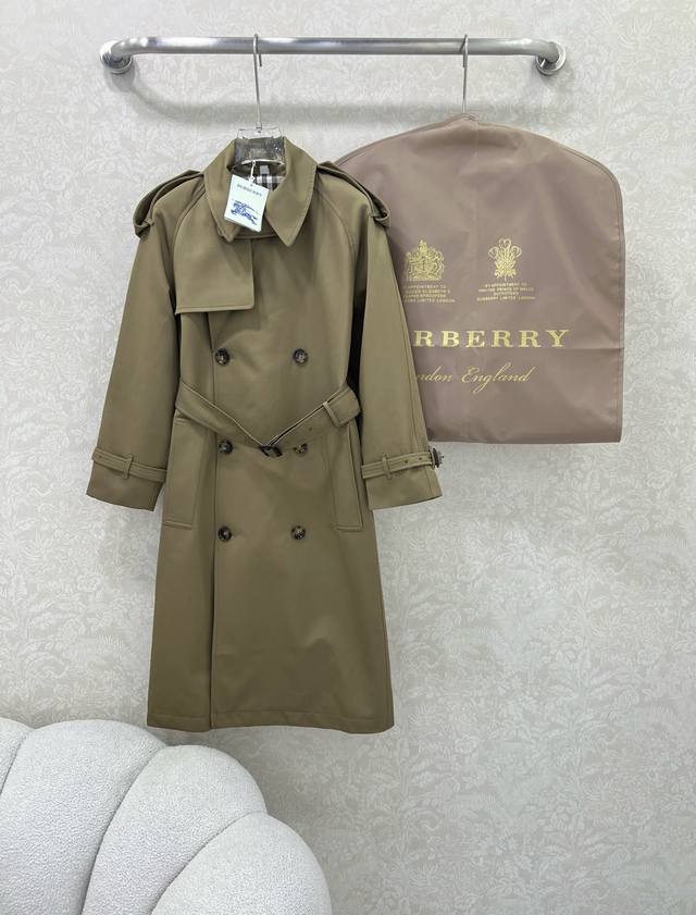 Burber*Y 25早秋新款斯尔福德版型风衣 能传承几代的经典风衣， 配图片防尘袋 英伦风尚长款风衣 今年这款爆款风衣采用渐变色跟Zp定制珠光面料一样，宽松版
