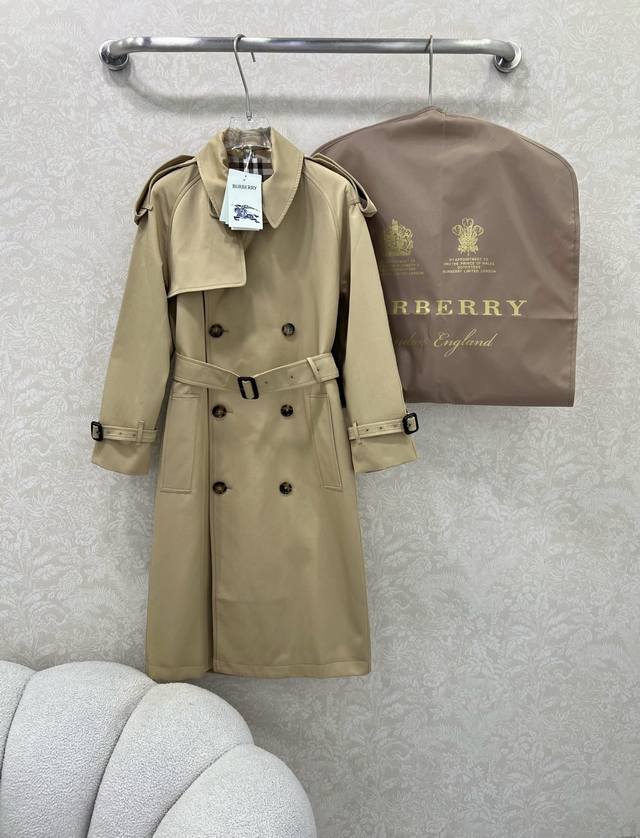 Burber*Y 25早秋新款斯尔福德版型风衣 能传承几代的经典风衣， 配图片防尘袋 英伦风尚长款风衣 今年这款爆款风衣采用渐变色跟Zp定制珠光面料一样，宽松版