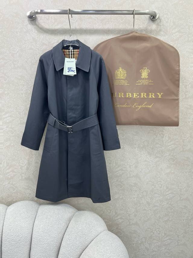 Burber*Y 博 柏利25早秋新款风衣外套轻便风衣 配图片防尘袋 利落简约单排扣直版剪裁版型 轻松打造叠搭效果。采用英伦精纺棉质防风雨嘎巴甸面料，搭配Vin