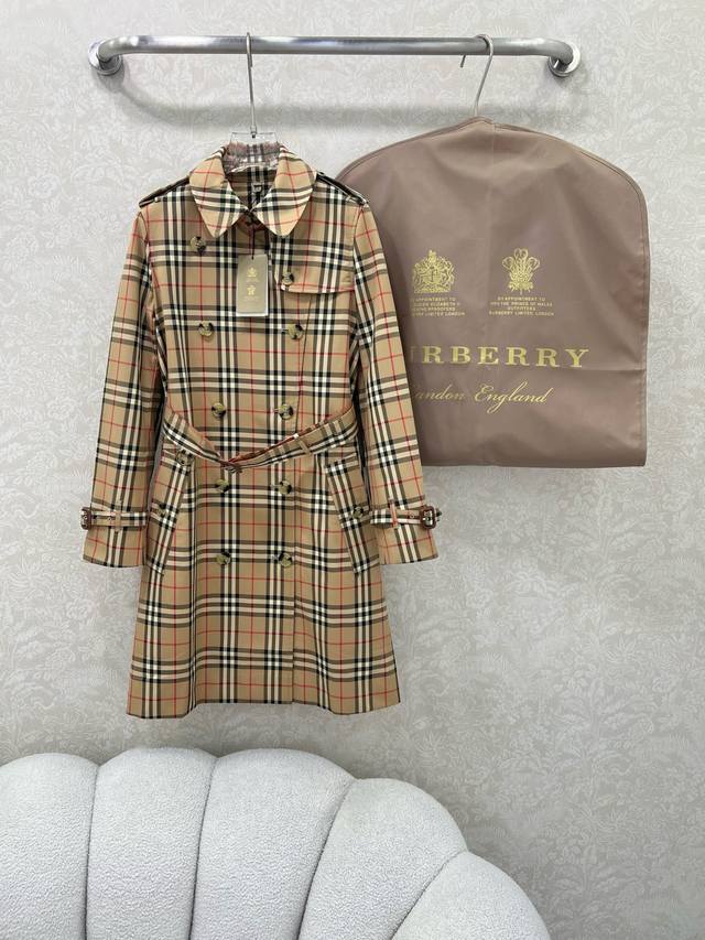 Burber*Y 博 柏利25早秋新款风衣格纹风衣外套 配图片防尘袋 经典英格伦风 利落简约双排扣直版剪裁版型 轻松打造叠搭效果。采用英伦精纺棉质面料，整件Vi