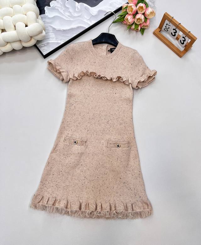 Chanel2025Ss新款圆领短袖木耳边针织连衣裙，定制Yb羊毛纱线织造 柔软舒适 弹力高级 圆领短袖针织连衣裙剪裁 套头设计便利穿脱 大身竖坑条纹路满铺 包