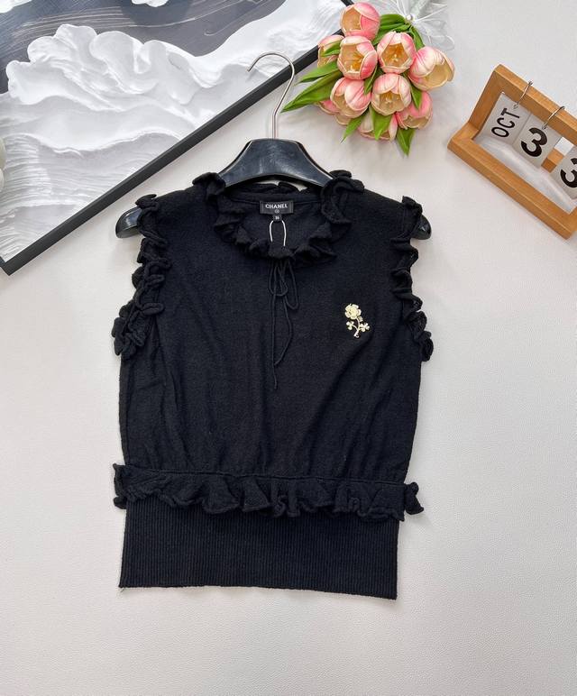 Chanel2025新款木耳边系带胸针背心，定制Yb全棉纱线织造 细腻柔软 弹力十足 精致圆领背心版型 领边袖口和腰间 以立体木耳花边勾勒轮廓线 领口系带蝴蝶结