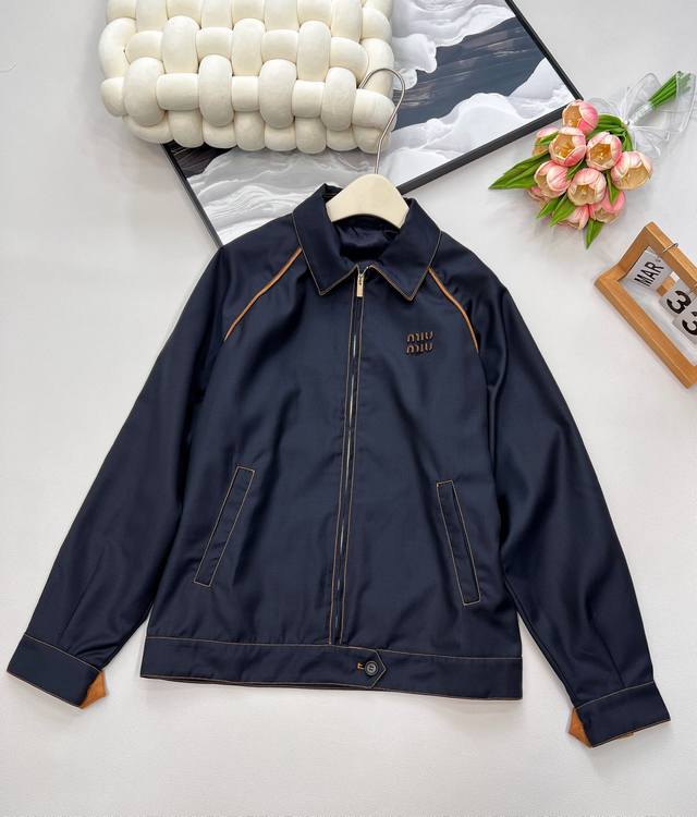 Miumiu2025新款字母刺绣撞色轮廓夹克外套，定制Yb百分百精纺羊毛材质 质感光泽 垂感十足 区别传统材质 穿搭更为舒适 拉链夹克版型 落肩翻领设计 通体轮
