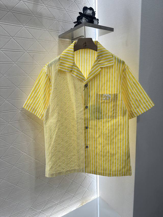 Louis Vuitto*2025新品上架 暗纹提花条纹短袖衬衫 定制Yb斜纹全棉材质 质感舒适 吸湿透气 短袖衬衫裁剪 宽松廓形打造度假松弛感 通体黄白两色条