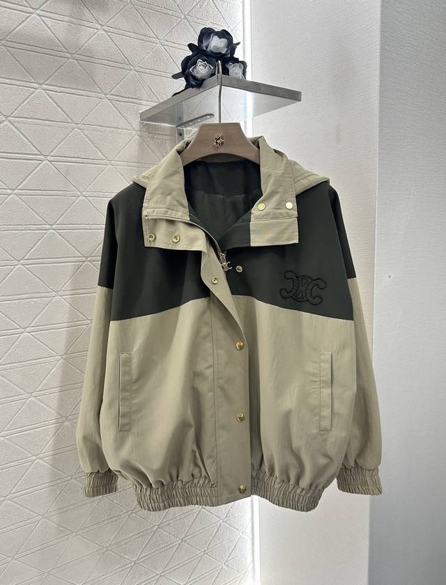 Celine*2025新品上架 连帽防晒冲锋外套 定制Yb进口防晒冲锋材质 透气舒适 防晒加倍 连帽长袖拉链外套 大身棕绿色系松弛中性 充满户外休闲气息 袖口衣