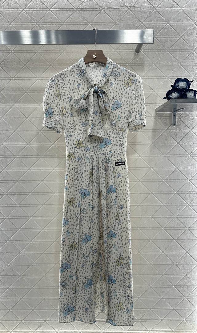 Miumi*2025新品上架 系带碎花复古连衣裙 定制Yb进口斜纹绸材质 垂顺光泽 舒适宜人 系带蝴蝶结短袖连衣裙剪裁 通体清新碎花花卉图案满印 彰显法式浪漫风
