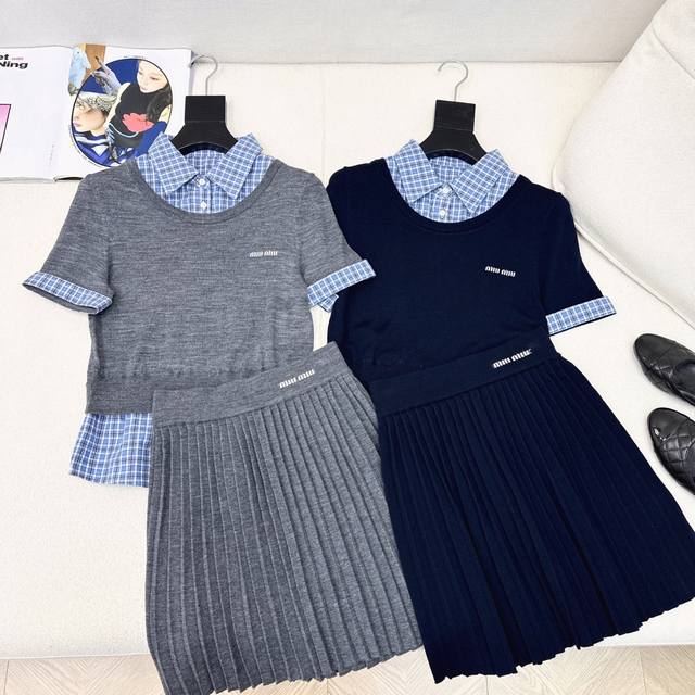 独家款 Miu 25Ss 早秋最新款减龄针织套装减龄假两件拼接装饰针织衫+压褶半裙 日常休闲必备 一整套出街无需烦恼搭配 懒人必备 一套上身超好看 拉长身材比例