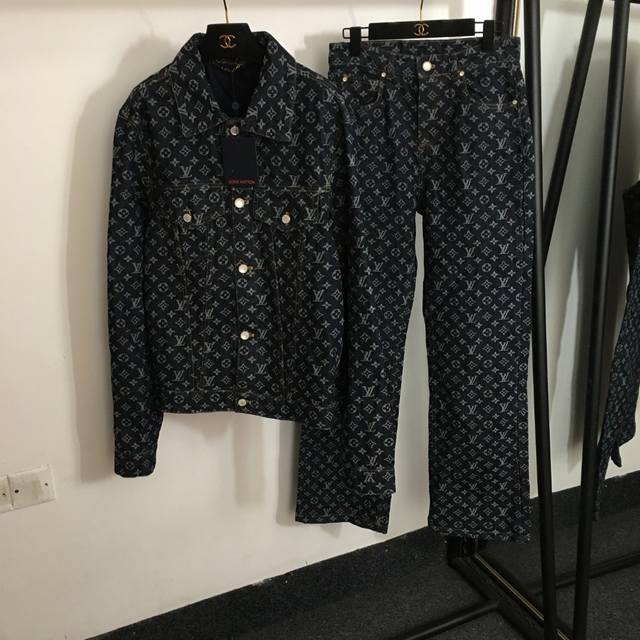 款号 7966 Lv*新款牛仔套装，老花Logo提花 长袖牛仔外套+高腰牛仔直筒长裤，蓝色，Sml， M码；肩宽47，胸围106，袖长73，衣长66；腰围76，