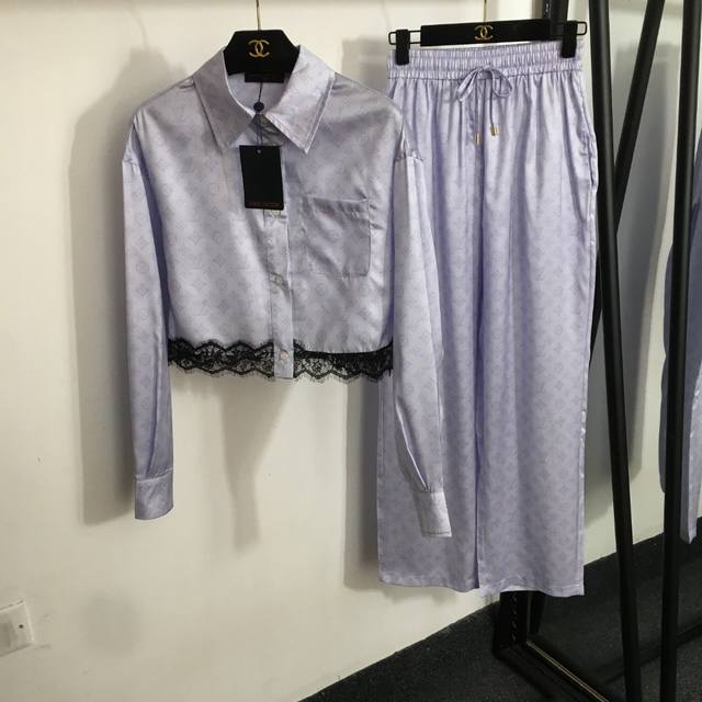 款号20253421 Lv*新款套装，虚线老花Logo印花 蕾丝拼接短款长袖衬衣+松紧腰休闲长裤，蓝色，Sml， M码；肩宽50，胸围102，袖长56，长42；
