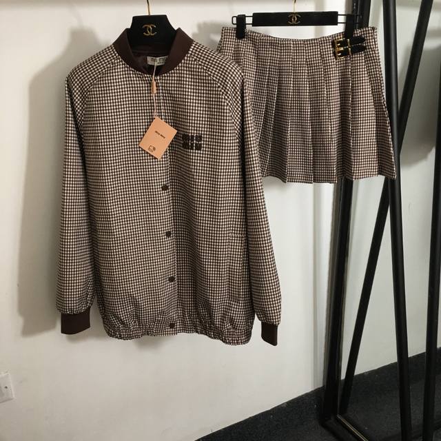 款号 6633 Miumi*新款套装，皮标字母刺绣贴布 复古格子长袖外套+A字百褶短半裙，棕色，Sml， M码；胸围116，袖长73，衣长71；腰围76，长36