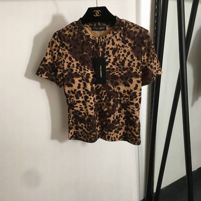 款号20250133 Dg X Skims联名新款 豹纹印花修身短袖T恤上衣，咖色，S-Xl， M码；肩宽37，胸围84，袖长17，衣长50