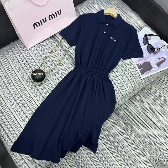 强烈推荐 25年春夏系列 Miu*新款翻领短袖Polo连衣裙 松紧腰设计 刺绣字母点缀 Sml .