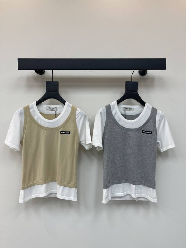 Miumi*25新款假两件针织短袖，独家定制采用黄色与灰色两种高级色调，黄色明媚活力，灰色低调沉稳，满足不同场合的搭配需求假两件的设计巧妙融合了层次感与简约美，