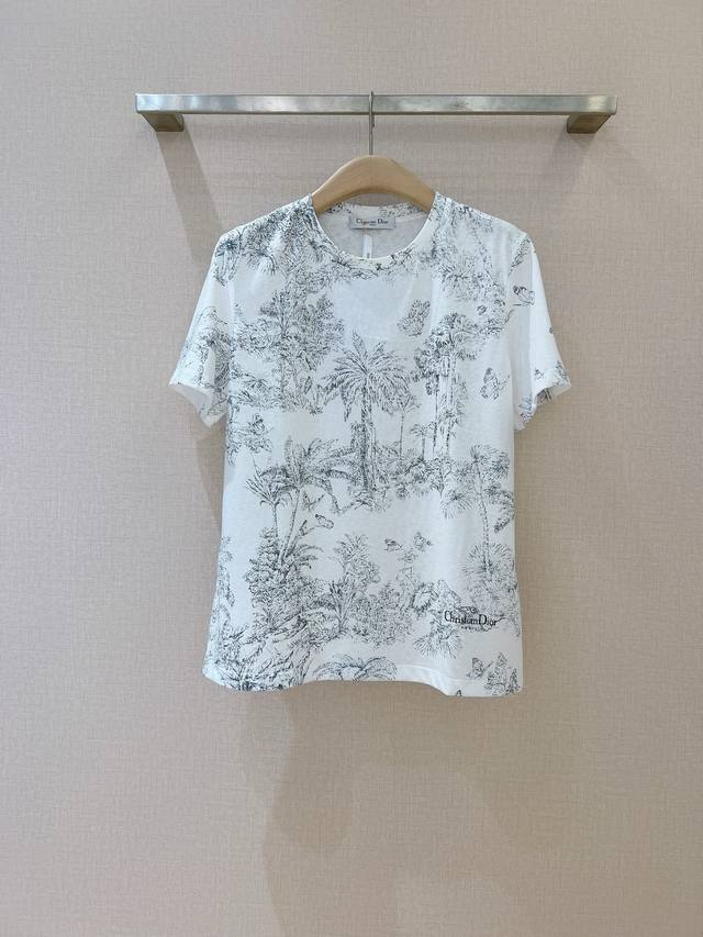 Dio*R 素描印花百搭T恤 印花圆领Tee,沿用椰树蝴蝶印花图案 ，棕榈摇曳、枝叶蔓延，搭配同系列半裙穿搭，简约风格，尽显奢华质感，诠释独特时尚。 码数:S，