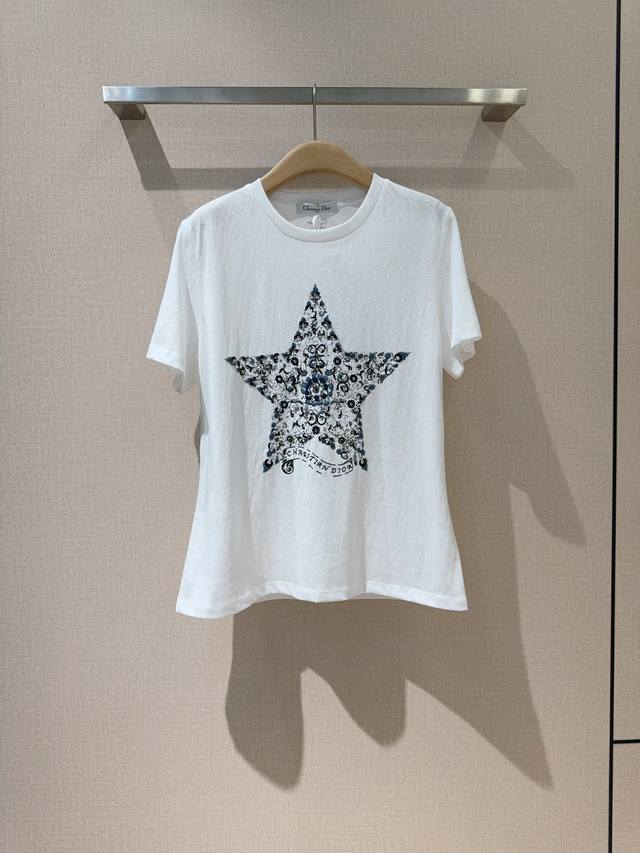 Dior *2025新款强烈推荐 这款T 恤以优雅Dior*美学为灵感、 采用白色棉质和亚麻混纺平纹针织面料精心制作，饰以幸运星重工星星刺绣，圆领设计，是各季节