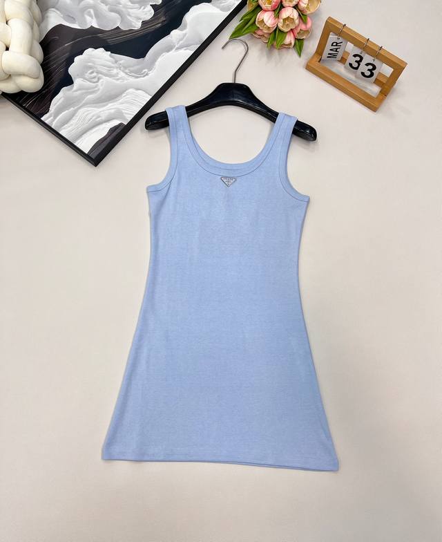 Prada 新款经典三角徽标背心连衣裙 气质单品 这个连衣裙太好看了吧，夏季穿搭中的修身连衣裙，可以展现出辣妹风格，给人一种时尚动感的感觉 露肩设计勾勒出迷人曲