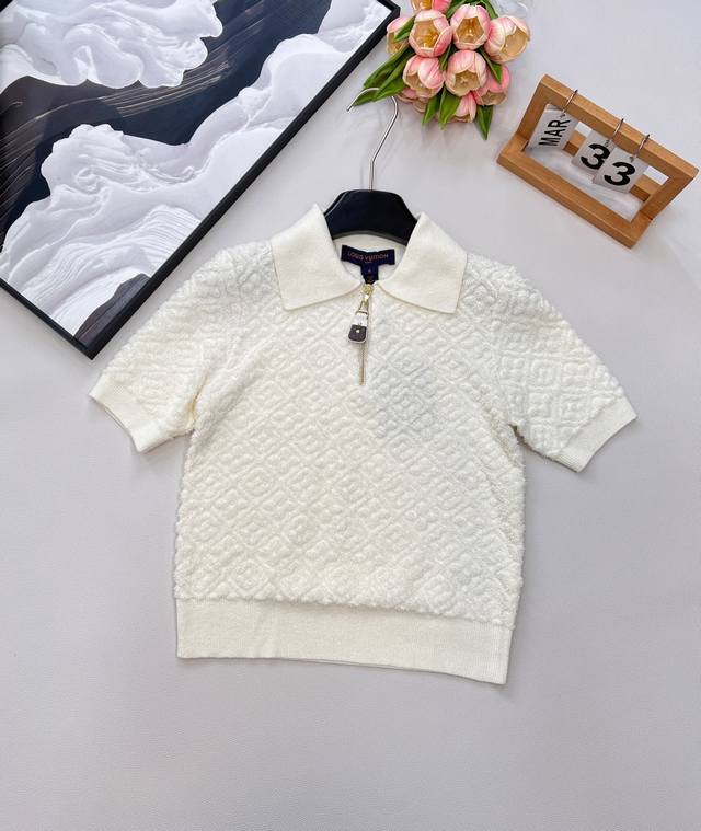 Louis Vuitton2025新款翻领提花针织Polo衫。 定制Yb棉毛纱线织造 提花工艺处理 呈现立体字母造型 圆领针织短袖版型 成衣以撞色螺纹包边收窄