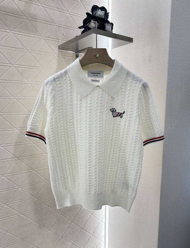 Thom Brown*2025新品上架 翻领针织短袖 定制Yb羊毛纱线织造 细腻柔软 弹力十足 精致翻领短袖版型 条纹袖口包边领设计 通体双重竖坑条分布 细节满