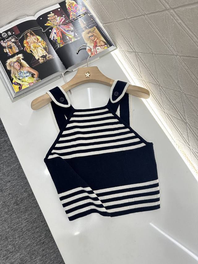 Miumi*2025新品上架 条纹针织背心 定制Yb羊毛纱线织造 质感舒适 弹力十足 针织短款背心剪裁 通体利用细密钩针肌理交织出黑白条纹线条 肩带以纽扣方式固