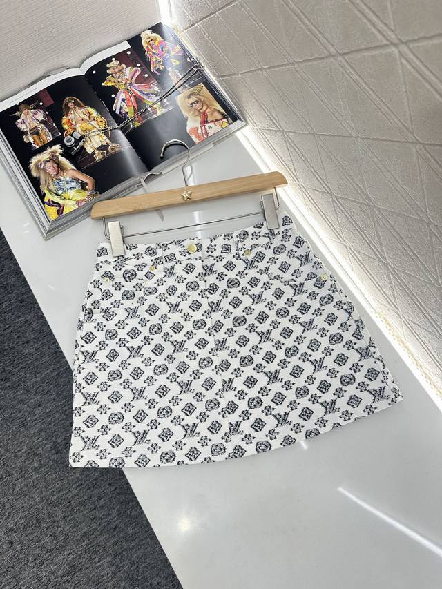 Louis Vuitto*2025新品上架 印花牛仔夹克外套短裙套装 定制Yb斜纹牛仔材质 酵素水洗工艺 成衣不易掉色串色 小立领长袖牛仔夹克外套高腰短裙套装
