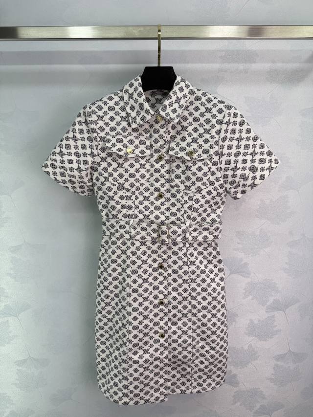 Louis Vuitto*2025新品上架 印花腰带牛仔连衣裙 定制Yb斜纹牛仔材质 质感透气 挺括有型 短袖翻领腰带连衣裙 裁剪利落修身 常青对称翻折口袋 腰