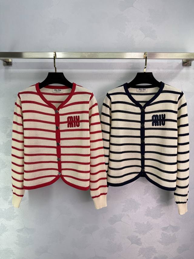Miumiu*2025新款条纹针织开衫，胸前Logo设计超显气质。轻薄透气，春秋都能穿。长袖开衫款式百搭好穿，搭配裙子裤子都好看！2色3码Sml T226B