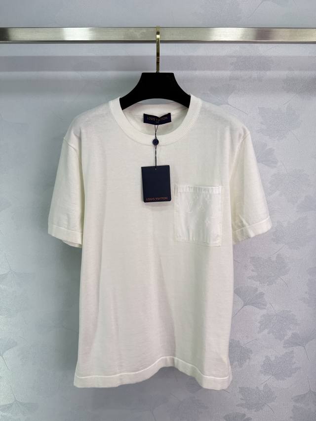 Lou *25Ss新款圆领针织短袖上衣 纯棉针织面料，柔软舒适，胸前小标口袋设计，Monogram老花锦纶，时尚大方。1色3码Sml T226B