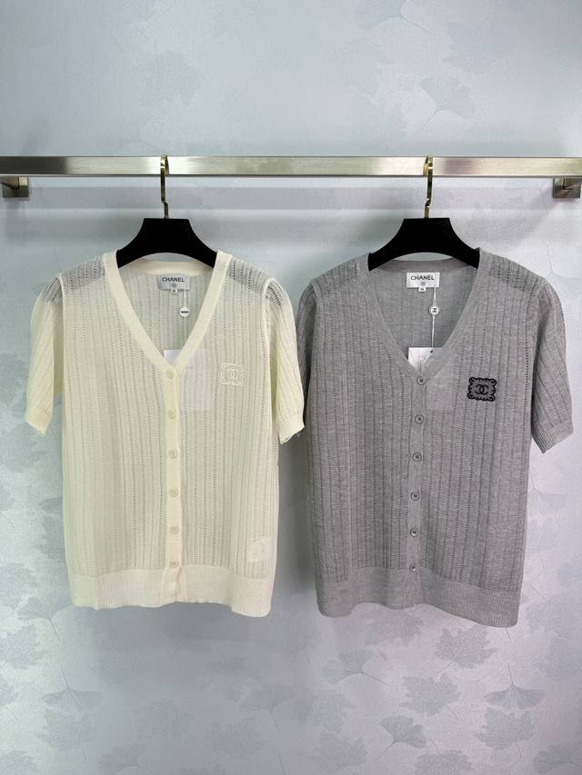 Chane*2025新品上架 宽松V领针织短袖 定制Yb丝毛纱线织造 细腻柔软 弹力十足 精致V领短袖版型 开襟V领设计 肩袖配合插肩走向分布 弹力螺纹包边细节