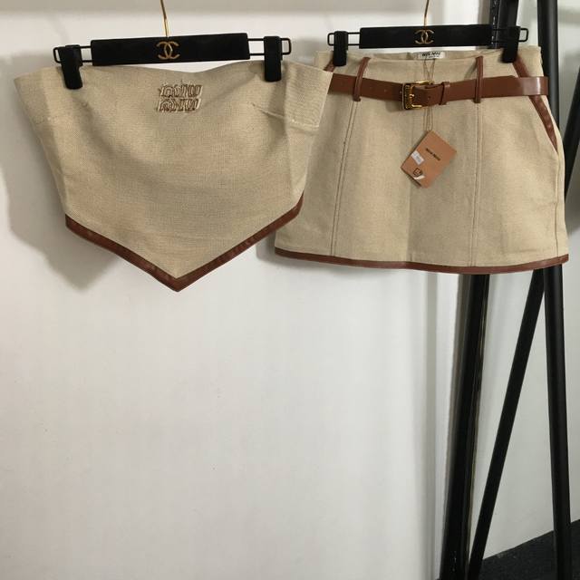 款号 2271 Miumi*新款套装，刺绣字母贴布拼皮包边 露背设计抹胸背心+迷你短半裙，配腰带，杏色，Sml， M码；腰围74，长35