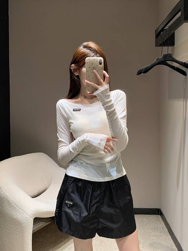 Miumi*25Ss春夏新品 微标一字领面膜T恤丨独家Yb开发！高版出品！深度加工更加柔软舒适的针织面料呈现简约线条，点缀徽标贴饰，彰显经典风范与独特个性，单穿