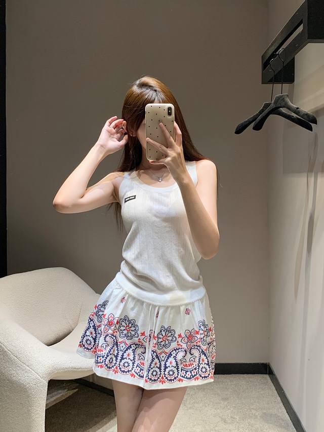 Miumi* 25Fw早秋新款 微标针织背心丨独家Yb开发！高版出品！ 严格对标原版工艺从版型到细节均精益求精，确保高品质还原能通过纵向线条视觉显瘦，修饰身形袖