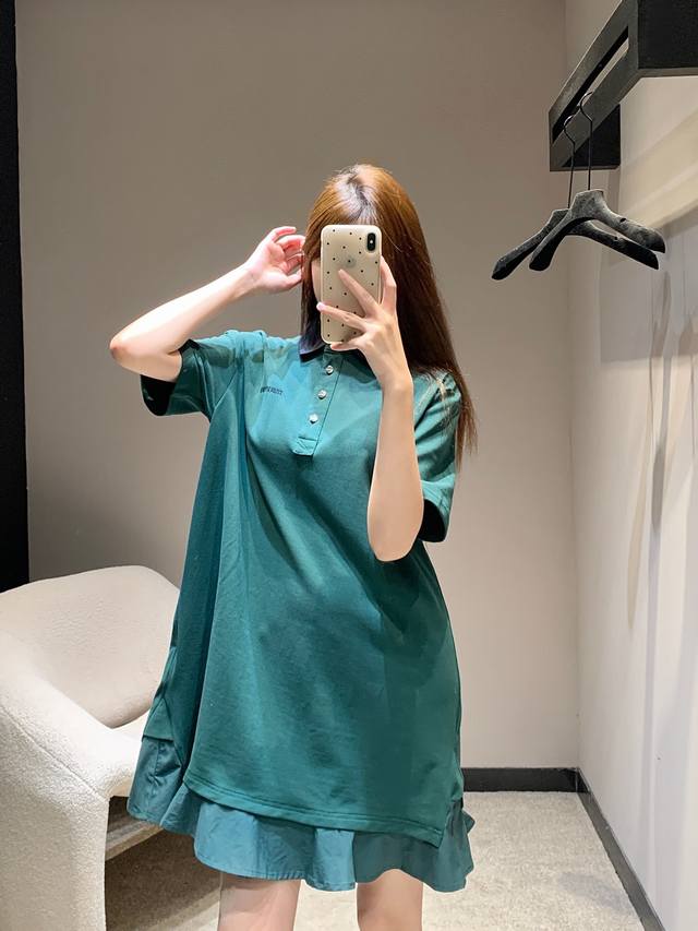 Miumi* 25Ss春夏新款 翻领短袖Polo领连衣裙丨独家高版出品！朱地全棉材质 自带空洞 吸湿透气 翻领短袖连衣裙 撞色领边半开襟钮扣处理 随意调节便利穿