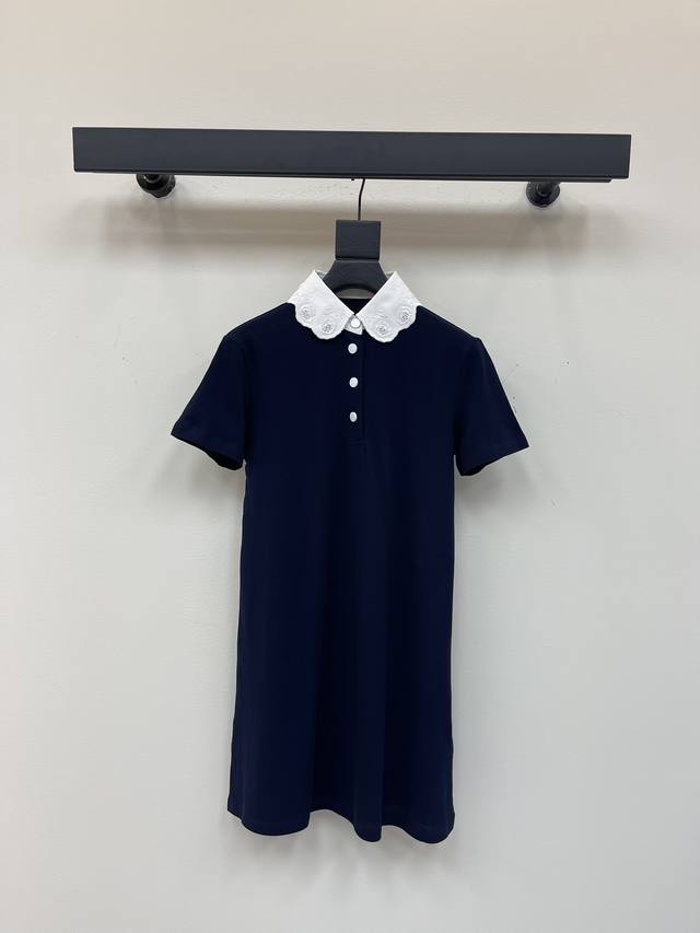 Val*25新款花边翻领连衣裙 花边领上衣裁剪 领口饰以蕾丝花边细节 让整体格调更显乖巧甜美 前襟作半开襟处理 以印刻金扣点缀 增加时尚感 品牌调性骤显 适配减
