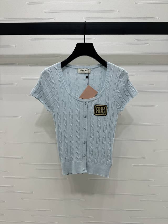 上新原单高端品Miumi* 2025春夏最新系！U领针织短袖！定制进口纱线织造 质感高级舒适 弹力十足 U型领针织短袖剪裁 假开襟纽扣调节 恰当露肤色 胸前重工