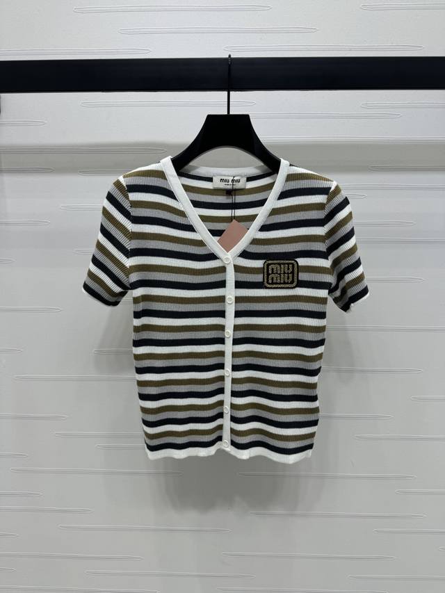 上新原单高端品Miumi* 2025春夏最新系！复古撞色条纹针织短袖开衫！定制进口纱线织造 质感高级舒适 弹力十足 桃心领针织短袖剪裁 开襟纽扣调节 恰当露肤色