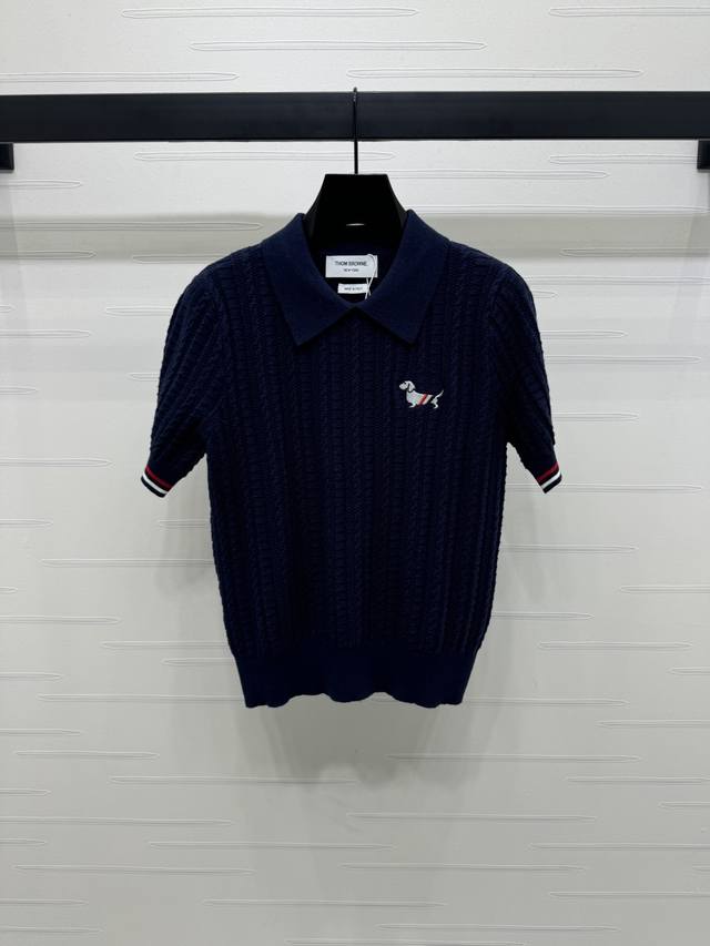 上新原单高端品质 Thom Brown* 2025春夏最新系列！刺绣小狗翻领针织短袖！定制Yb进口混纺纱线织造 质感高级舒 通体坑条肌理感设计 俏皮可爱学院风可