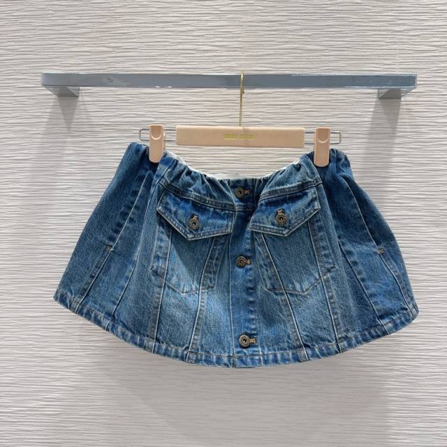 Miu Mi* 2025Ss新款 高版出品~超时髦新款丹宁牛仔 个性色调上身又酷又飒爽 纹理细腻，棉感自然，既有筋骨感又不失柔软，超级漂亮！细节做工超级好，新品