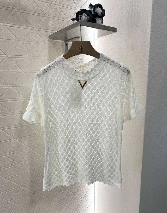 Valentin*2025新品上架 菱格花边针织短袖 定制Yb羊毛纱线织造 柔软亲肤 舒适有型 圆领短袖版型 领口与下摆呼应 环绕精美手钩花边 配合袖口木耳花边